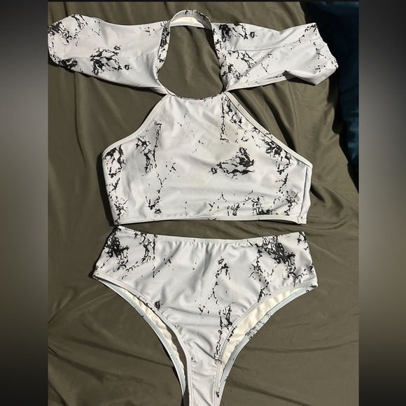 bikini - Picture 2 of 2